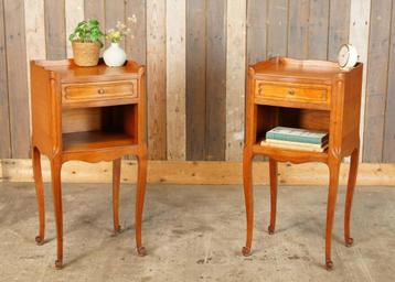 Twee sierlijke brocante nachtkastjes lade Louis XV kersen beschikbaar voor biedingen