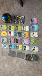 Pokemon kaarten 21 stuks verzamelblik en bal en hoesjes, Ophalen of Verzenden, Zo goed als nieuw, Meerdere kaarten