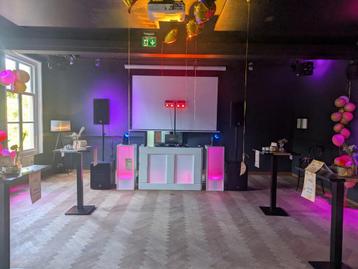 DJ BOOTH met zuilen verlicht beschikbaar voor biedingen