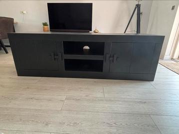 Zwarte televisiekast