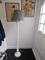 Elegante witte vloerlamp met grijze kap, Huis en Inrichting, Lampen | Vloerlampen, Ophalen, Hout, Klassiek, Zo goed als nieuw