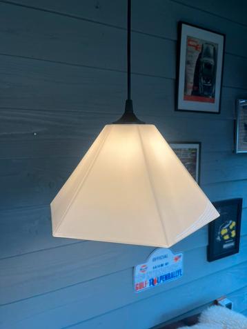 Vintage mid century pyramide hanglamp van wit melkglas beschikbaar voor biedingen