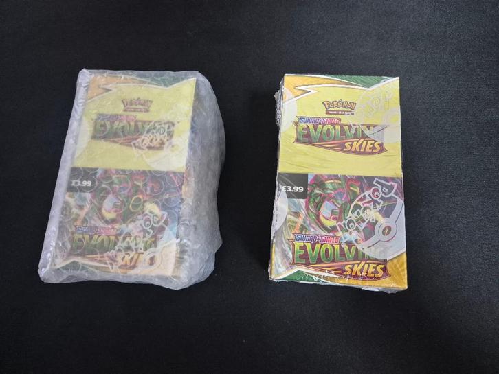 Pokémon Evolving Skies Booster Box Half (18) x2 Sealed, Hobby en Vrije tijd, Verzamelkaartspellen | Pokémon, Nieuw, Boosterbox