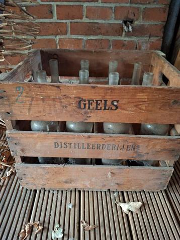 Oude Geels Flessenkrat met 12 Flessen beschikbaar voor biedingen