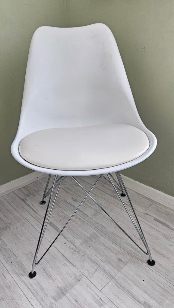 Witte Eames DSR Replica Kuipstoel met Zitkussen 4 stuks, Ophalen, Leer, Wit, Zo goed als nieuw