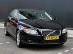 Volvo S80 2.5 T Kinetic NAVI/6-BAK/CRUISE | KEURIG ONDERHOUD, Auto's, Volvo, Stof, Zwart, Bedrijf, Handgeschakeld