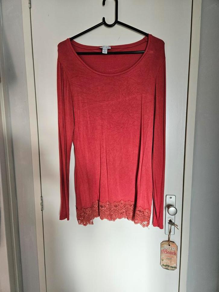 Rode top met lange mouwen en kant - Maat M, Kleding | Dames, T-shirts, Zo goed als nieuw, Maat 42/44 (L), Rood, Lange mouw, Ophalen