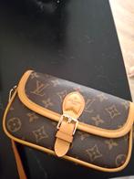 Monogram Pochette, Sieraden, Tassen en Uiterlijk, Tassen | Damestassen, Ophalen of Verzenden, Zo goed als nieuw, Bruin, Avondtasje