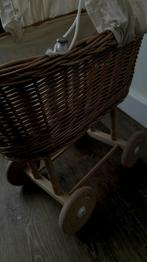 Rotan poppenwagen met stoffen kap, Kinderen en Baby's, Speelgoed | Poppen, Ophalen, Zo goed als nieuw, Babypop