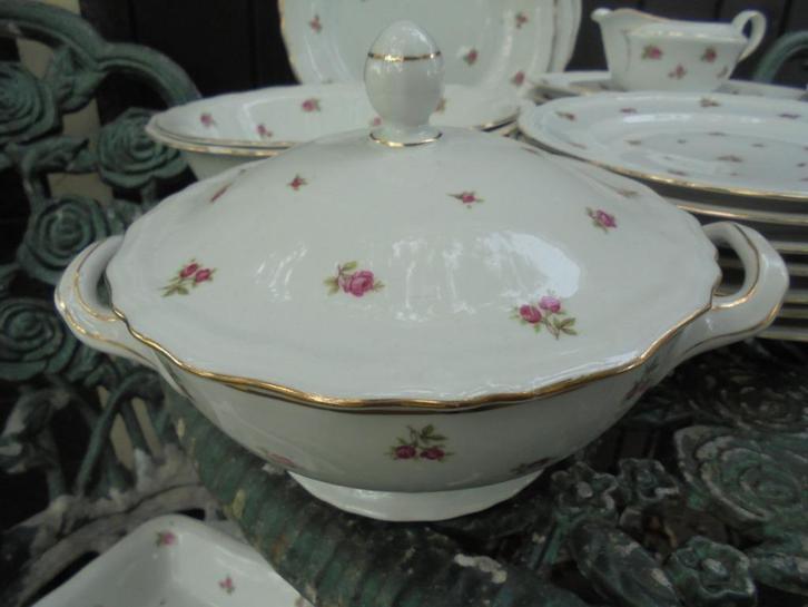 Dekschaal Bavaria kruizende zwaardjes met roze roosjese=, Antiek en Kunst, Antiek | Servies los, Ophalen of Verzenden