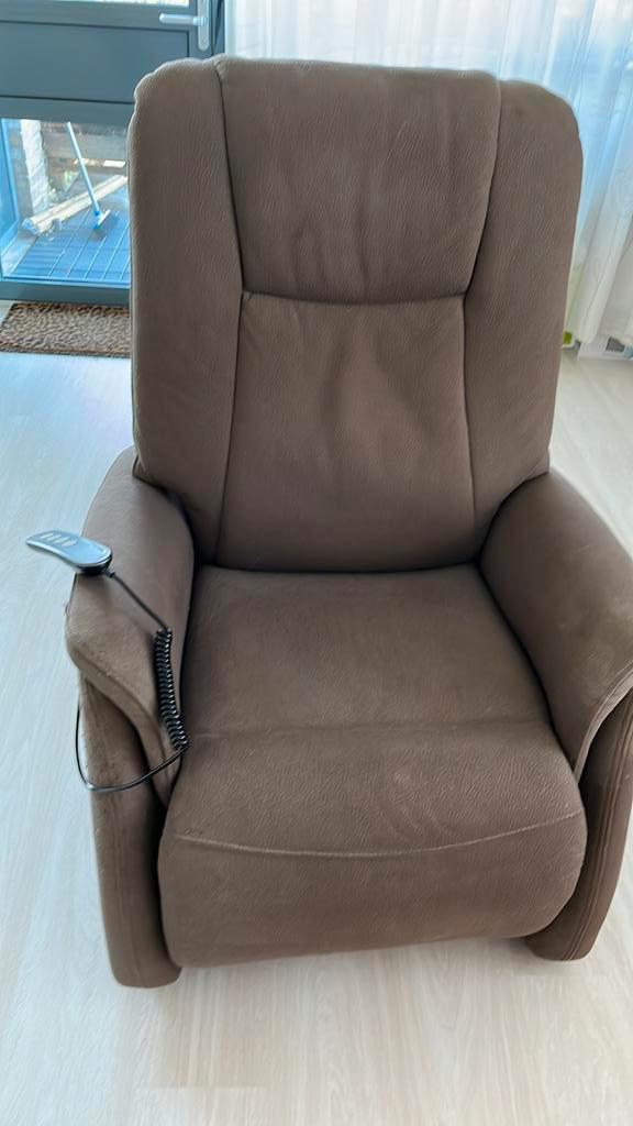 Sta-op stoel elektriscbedienbaar + wieltjes/en vaste pootjes, Huis en Inrichting, Fauteuils, Gebruikt, Ophalen