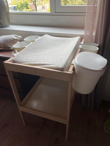 Commode met accessoires beschikbaar voor biedingen