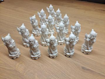 spel- schaakstukken van gips beschikbaar voor biedingen