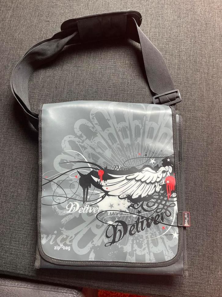 Zip It Bag Schoudertas Grijs/Rood, Sieraden, Tassen en Uiterlijk, Tassen | Schoudertassen, Gebruikt, Overige merken, Grijs, Ophalen of Verzenden