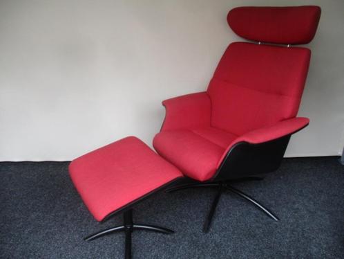 NIEUWSTAAT Farstrup design relax fauteuil stof rood + hocker, Huis en Inrichting, Fauteuils, Zo goed als nieuw, Hout, Metaal, Stof