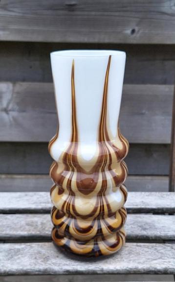 Prachtige vintage opaline vaas  beschikbaar voor biedingen