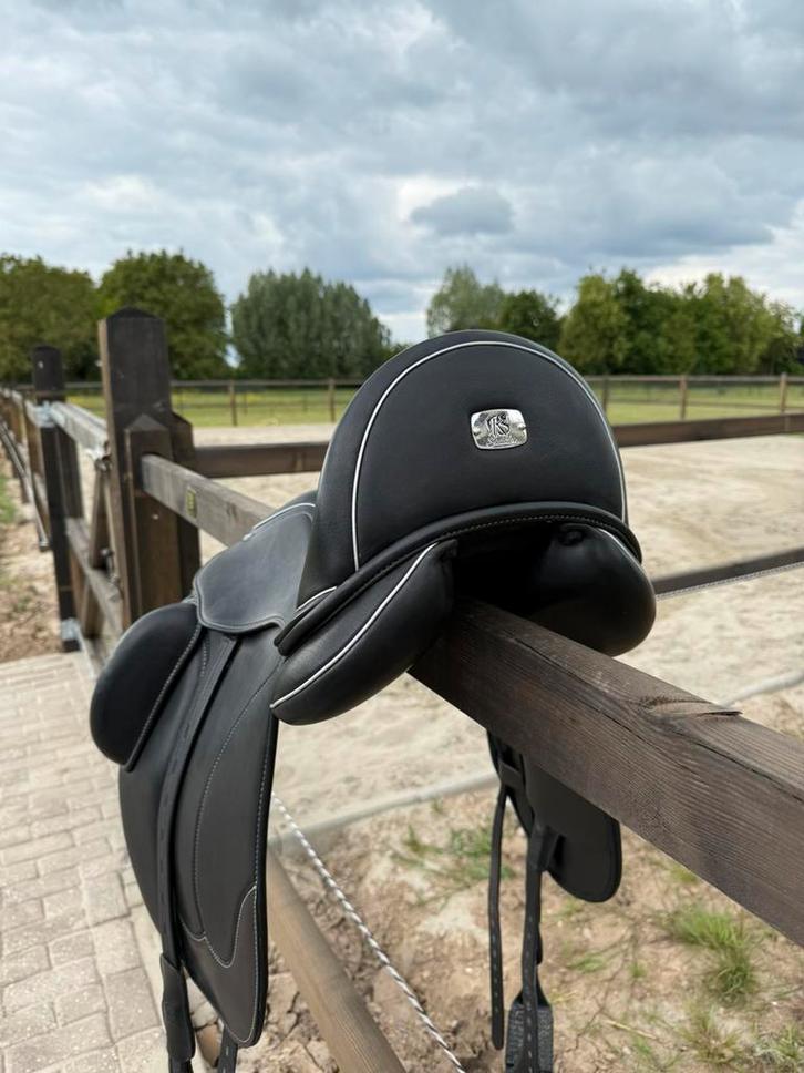 Dressuurzadel Athena Pro 17 inch, Dieren en Toebehoren, Paarden en Pony's | Zadels, Zo goed als nieuw, Dressuur, Ophalen