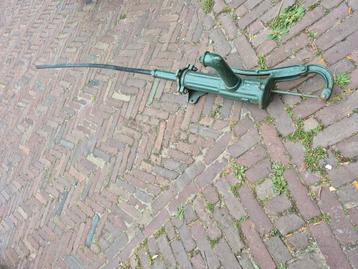 Antieke waterpomp beschikbaar voor biedingen