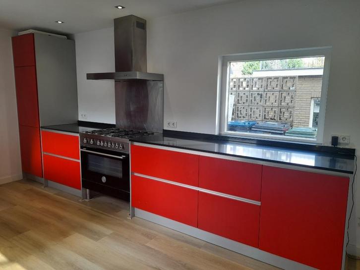 Mooie complete keuken met merk apparatuur!, Huis en Inrichting, Keuken | Complete keukens, Gebruikt, Dubbelwandige keuken, Rood