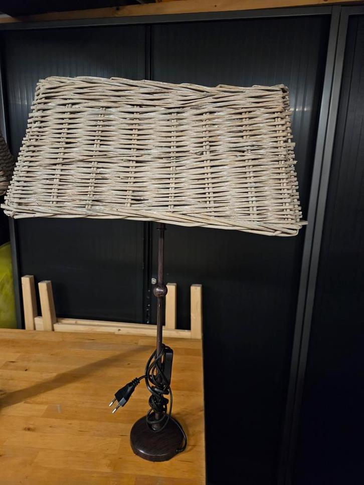 Rieten Lampenvoet met IJzeren Details, Huis en Inrichting, Lampen | Tafellampen, Gebruikt, Minder dan 50 cm, Hout, Metaal, Overige materialen
