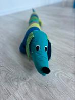 Teckel Knuffel 1 meter in leuke kleur groen/blauw, Ophalen of Verzenden, Zo goed als nieuw, Hond