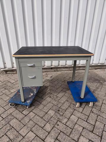 Vintage Gispen stalen bureau - Tijdloos design uit Nederland beschikbaar voor biedingen
