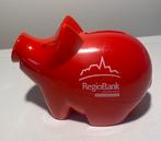RegioBank rood spaarvarken met sleutel., Verzamelen, Spaarpotten, Ophalen of Verzenden, Zo goed als nieuw, Kunststof, Overige thema's