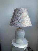 Unieke vintage tafellamp met een boho bloemenkap, Rond, Ophalen of Verzenden, Zo goed als nieuw, Minder dan 25 cm