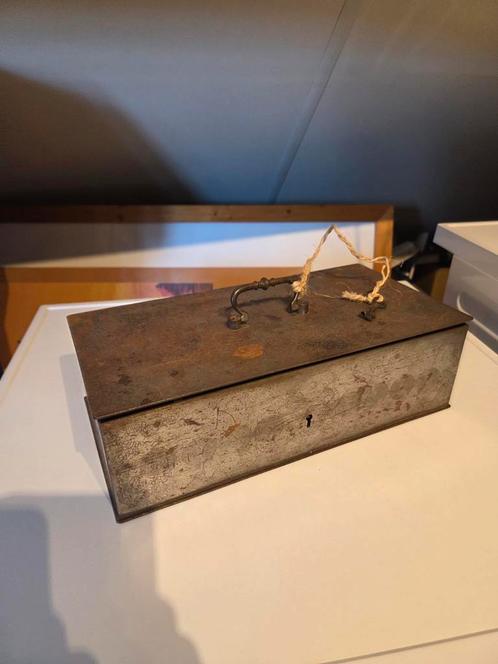 Vintage Metalen Geldkist met Sleutel, Antiek en Kunst, Antiek | Kantoor en Zakelijk, Ophalen of Verzenden