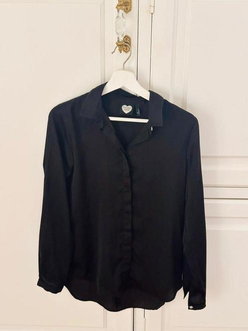 Zwarte Blouse  Satijn Catwalk Junkie Maat S, Kleding | Dames, Blouses en Tunieken, Zo goed als nieuw, Maat 36 (S), Zwart, Ophalen of Verzenden
