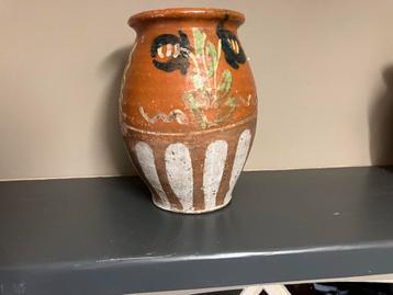 Oude aardewerk vaas met bloemmotief beschikbaar voor biedingen