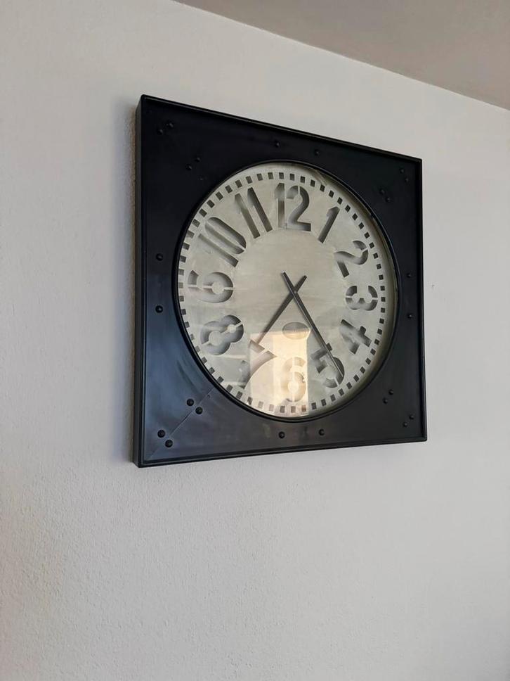 Industriële Riverdale Wandklok zwart 70x70cm, Huis en Inrichting, Woonaccessoires | Klokken, Zo goed als nieuw, Wandklok, Analoog