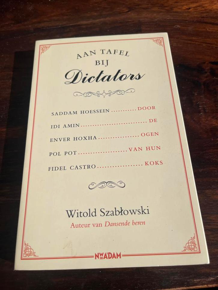 Aan Tafel bij Dictators - Kookboek, Boeken, Kookboeken, Zo goed als nieuw, Overige typen, Overige gebieden, Ophalen of Verzenden