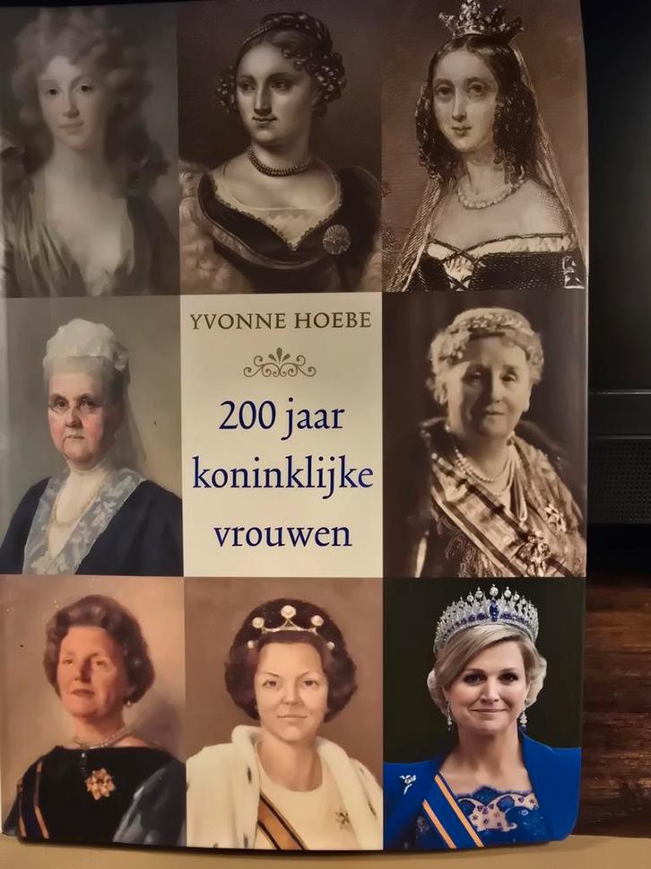 200 Jaar Koninklijke Vrouwen - Yvonne Hoebe, Boeken, Biografieën, Zo goed als nieuw, Kunst en Cultuur, Ophalen of Verzenden