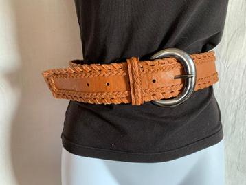 Mooi versierde breede bruine riem. 108 cm lang 5 cm breed beschikbaar voor biedingen