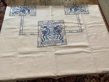 Brocante Frans geborduurd linnen tafelkleed met familiewapen beschikbaar voor biedingen