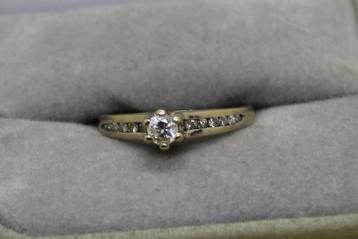 Wit gouden 18 kt ring met 13 diamanten. beschikbaar voor biedingen