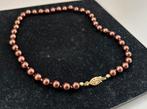 Bruine parel ketting met goudkleurig bewerkt slotje, Ophalen of Verzenden, Zo goed als nieuw, Bruin, Overige materialen