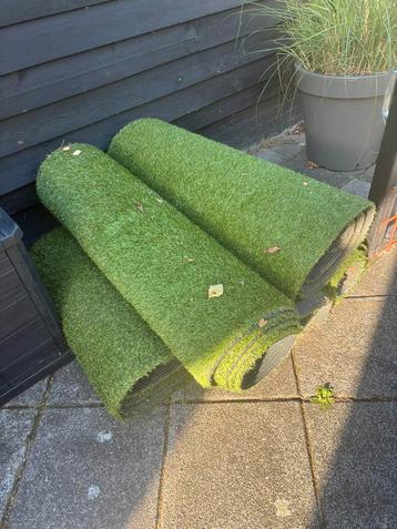 5 rollen grastapijt beschikbaar voor biedingen