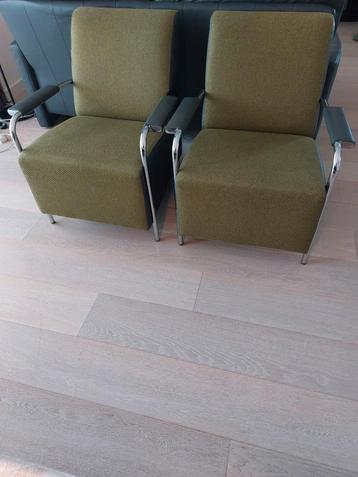 2 mooie fauteuils i.z.g.st donkergrijs leer/groene wafelstof beschikbaar voor biedingen