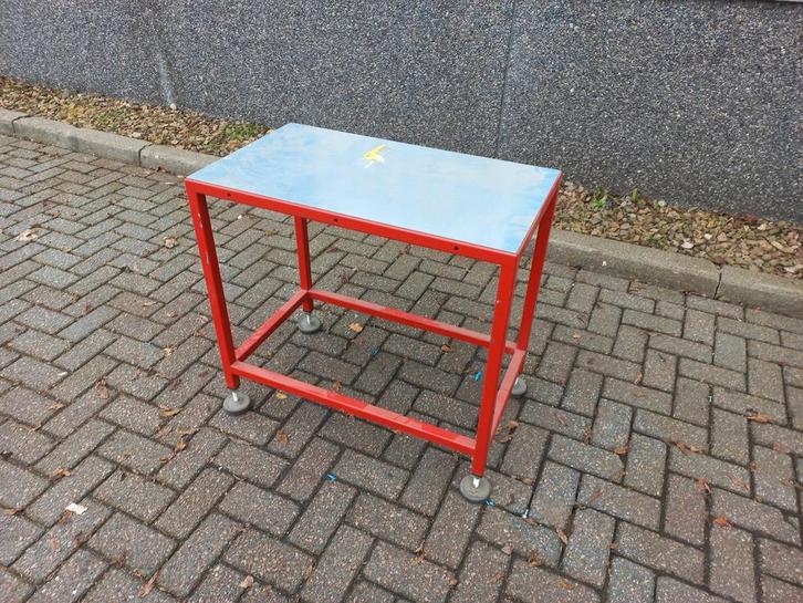 Werktafel met stalen blad – gebruikt maar stevig!, Doe-het-zelf en Verbouw, Werkbanken, Gebruikt, Ophalen