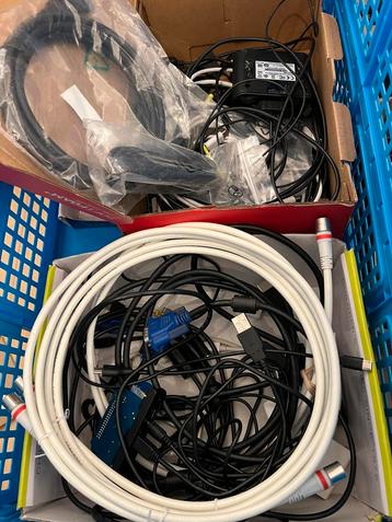 Kabels en Adapters - Computer, TV, iPod, iPhone beschikbaar voor biedingen