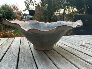 Handgemaakte keramieken schaal vrije vorm beschikbaar voor biedingen