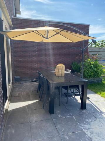 Zweefparasol beschikbaar voor biedingen