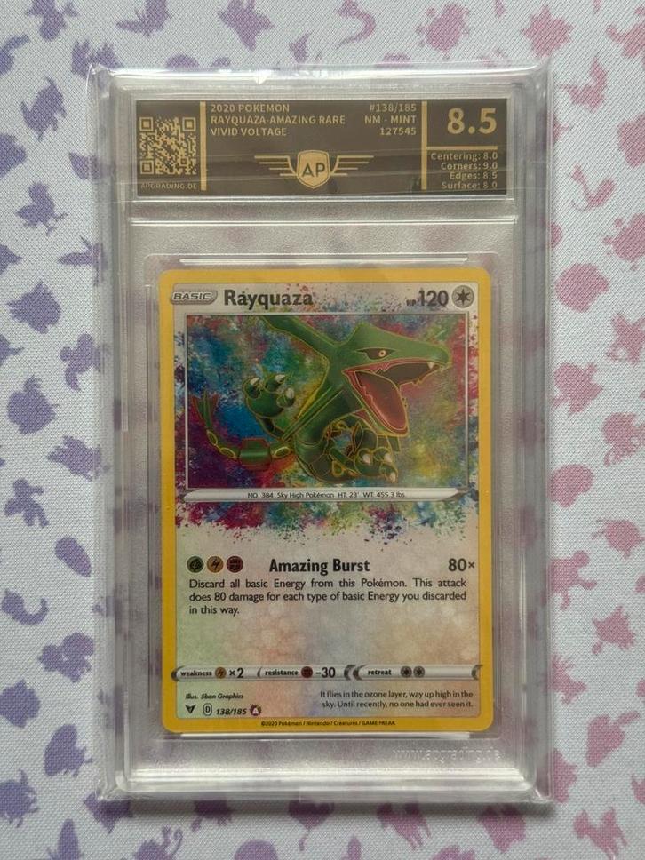 Pokémon Vivid Voltage 2020 Rayquaza Amazing Rare 138 AP 8.5, Hobby en Vrije tijd, Verzamelkaartspellen | Pokémon, Nieuw, Losse kaart