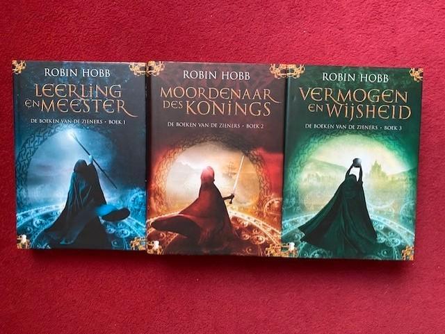 ROBIN HOBB DE BOEKEN VAN DE ZIENERS DE COMPLETE TRILOGIE IN, Boeken, Fantasy, Zo goed als nieuw, Ophalen of Verzenden
