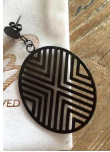 B'Loved zwarte mooie oorbellen hangers /stekers chcs beschikbaar voor biedingen