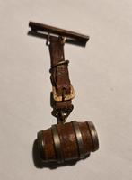 Speld of broche tonnetje met dobbelsteentjes., Antiek en Kunst, Ophalen of Verzenden