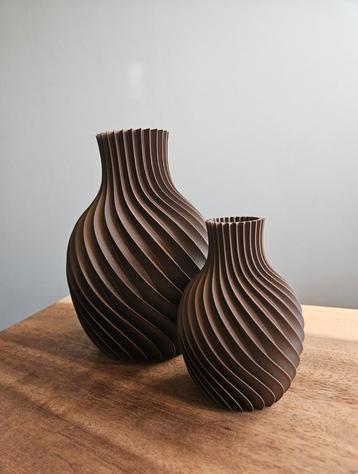 Spiraal vazen set van 2 donkerbruin 3D vaas beschikbaar voor biedingen