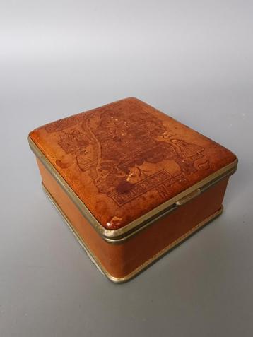 Vintage Leer reliëf doosje met landkaart Nederland  beschikbaar voor biedingen